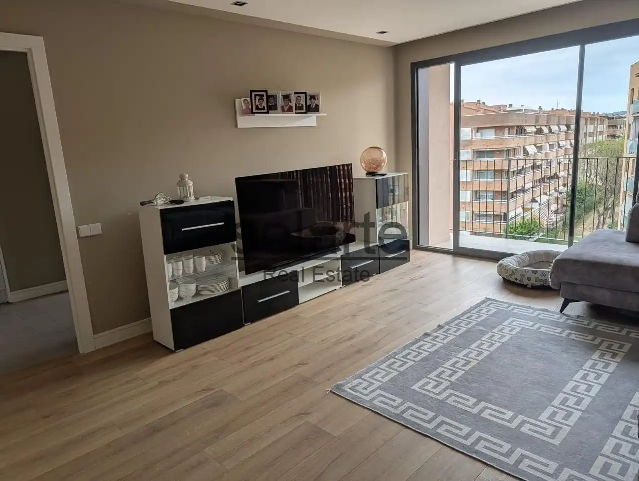 Sala de estar de Piso para compartir en Cornellà de Llobregat con Aire acondicionado y Amueblado