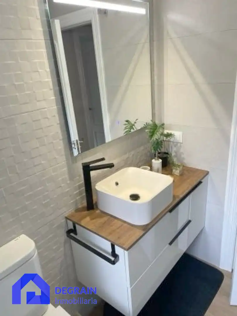 Baño de Ático en venta en Oviedo  con Calefacción, Parquet y Terraza