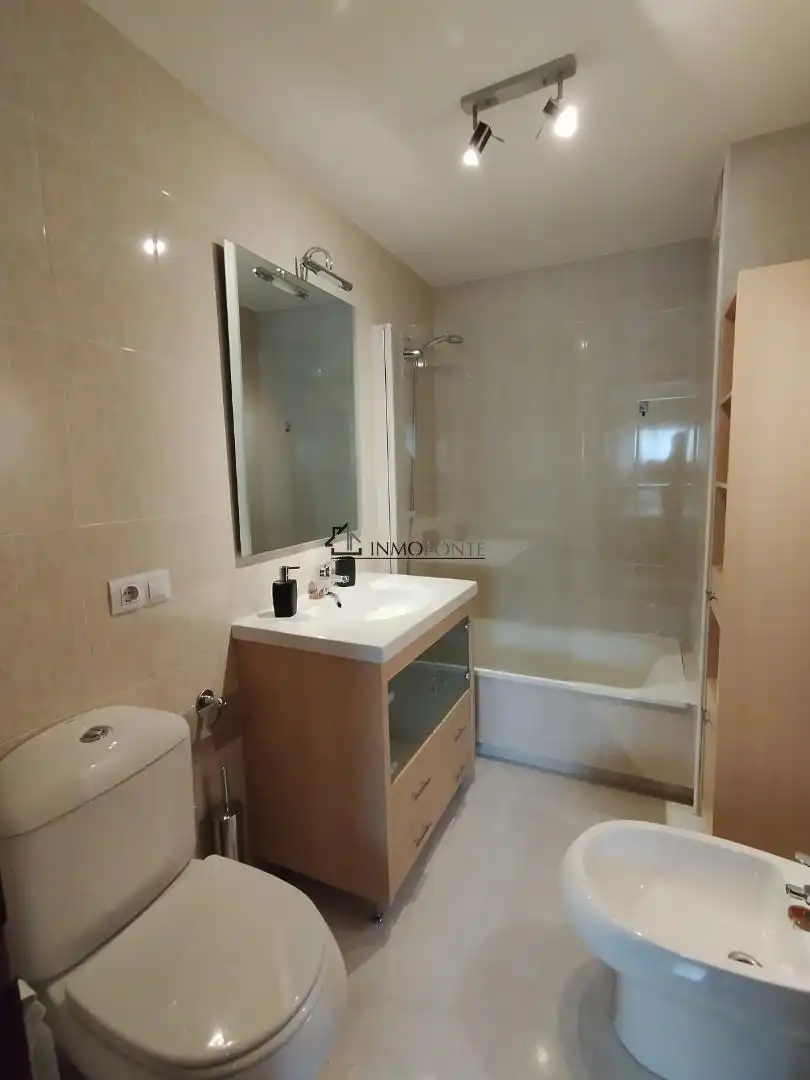 Badezimmer von Dachboden zum Verkauf in Pontevedra Capital  mit Heizung, Abstellraum und Möbliert