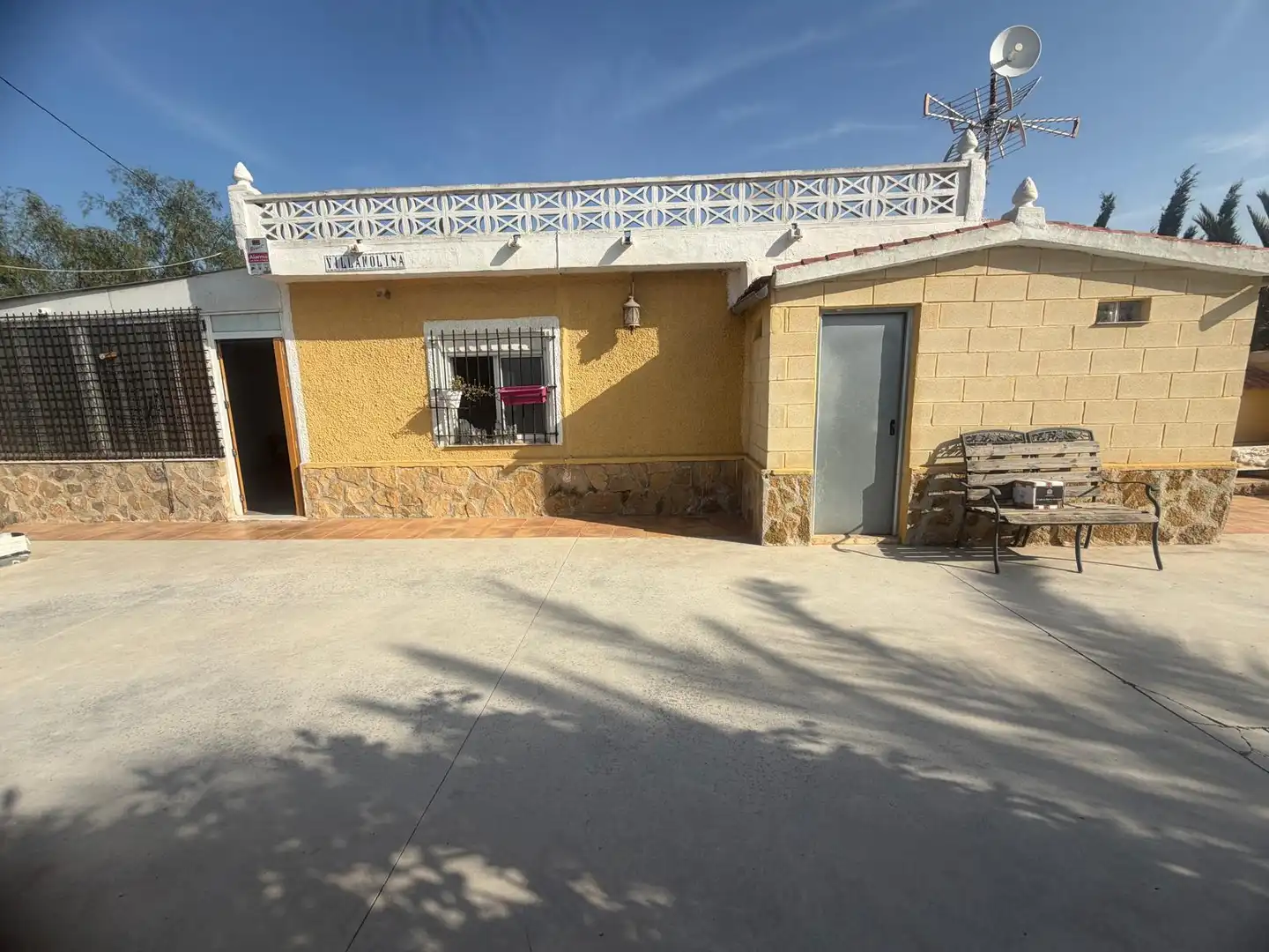 Vista exterior de Casa o xalet en venda en Elche / Elx amb Aire condicionat, Jardí privat i Terrassa