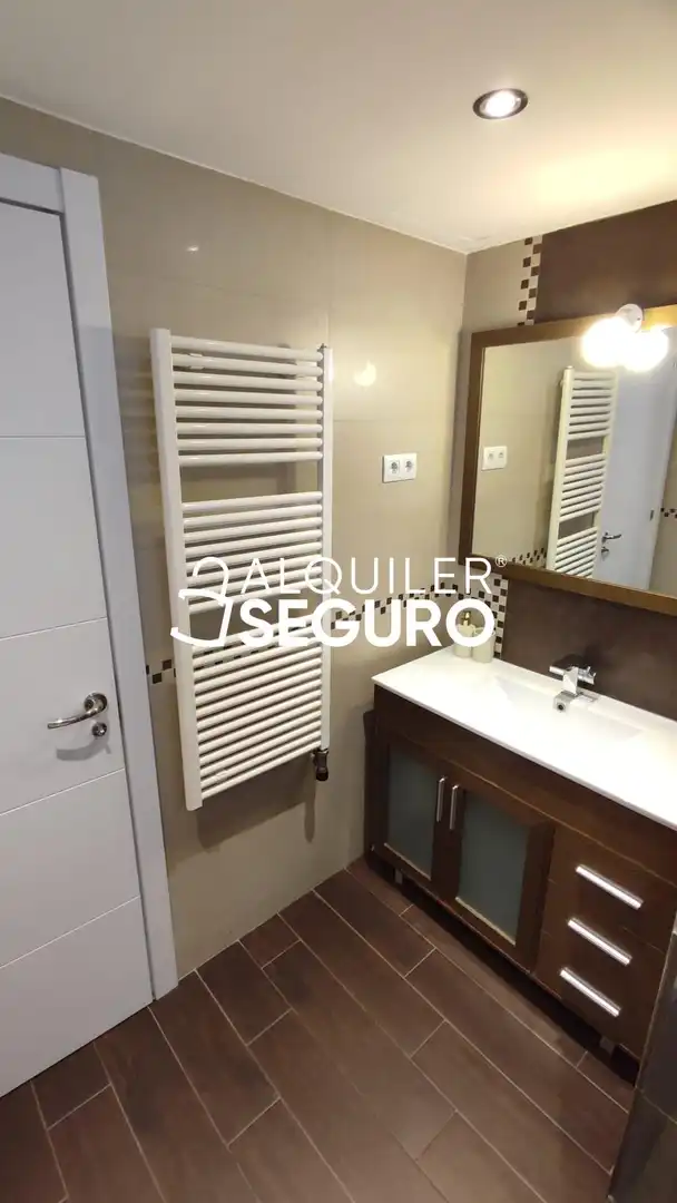 Bathroom of Flat for rent in Madrid  with Heating, Storage room and Furnished
