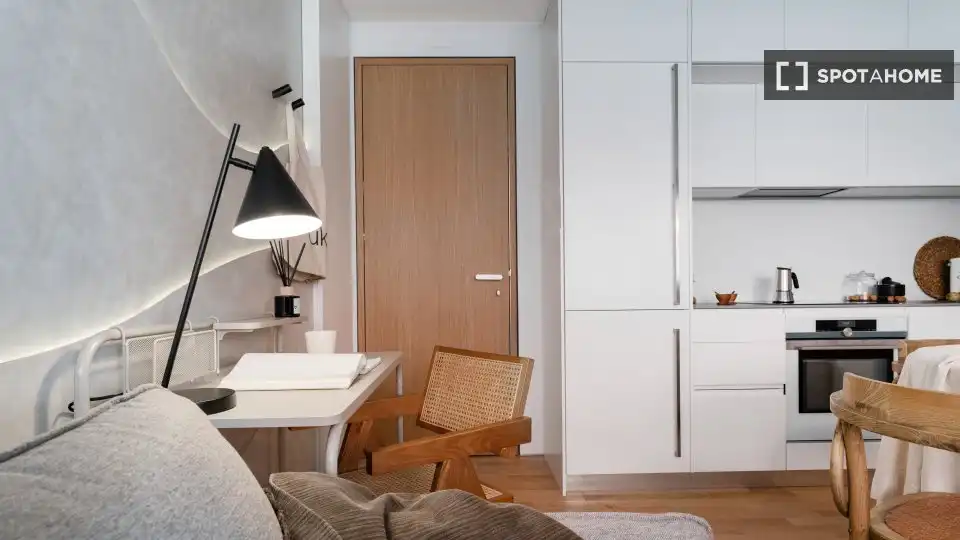 Dormitori de Apartament per a compartir en Madrid amb Aire condicionat, Terrassa i Moblat