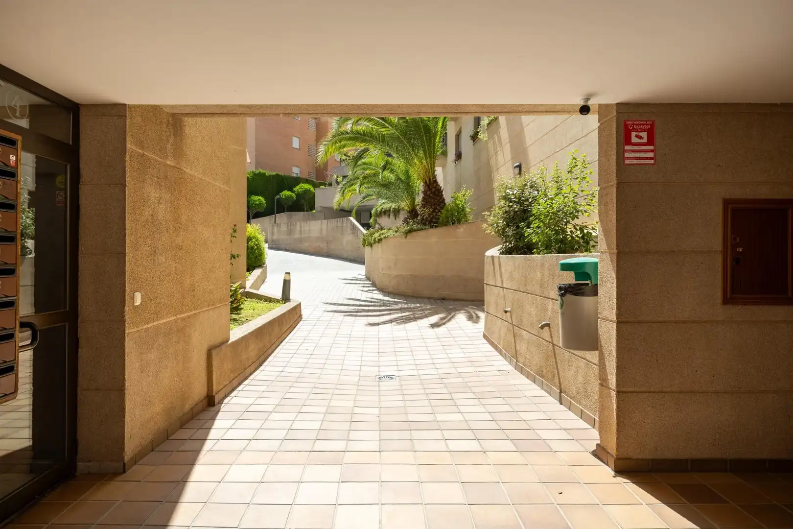 Vista exterior de Pis en venda en Granada amb Calefacció, Jardí privat i Piscina comunitària