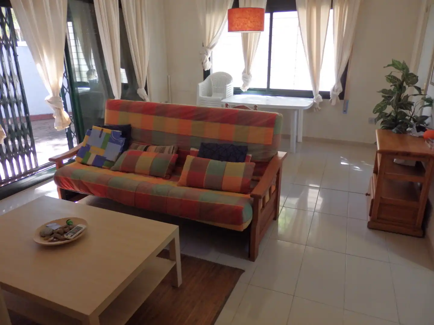 Sala d'estar de Casa o xalet en venda en Mont-roig del Camp amb Aire condicionat, Jardí privat i Terrassa
