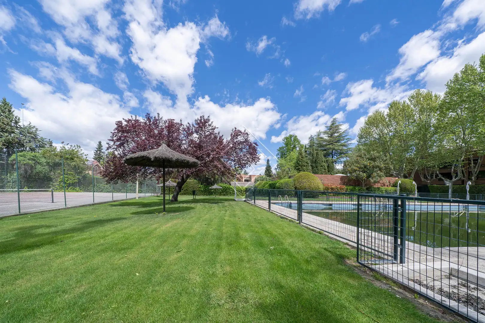 Jardín de Piso en venta en  Madrid Capital con Aire acondicionado, Calefacción y Piscina comunitaria