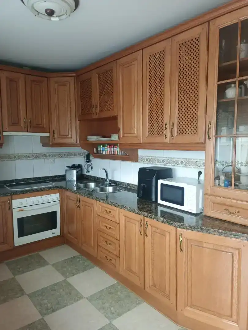 Cuina de Casa adosada en venda en Fuente Vaqueros amb Aire condicionat i Balcó