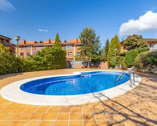 Piscina de Casa adosada en venda en Sant Cugat del Vallès amb Aire condicionat, Piscina i Balcó
