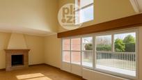 Sala d'estar de Casa adosada en venda en Burgos Capital amb Calefacció, Jardí privat i Terrassa
