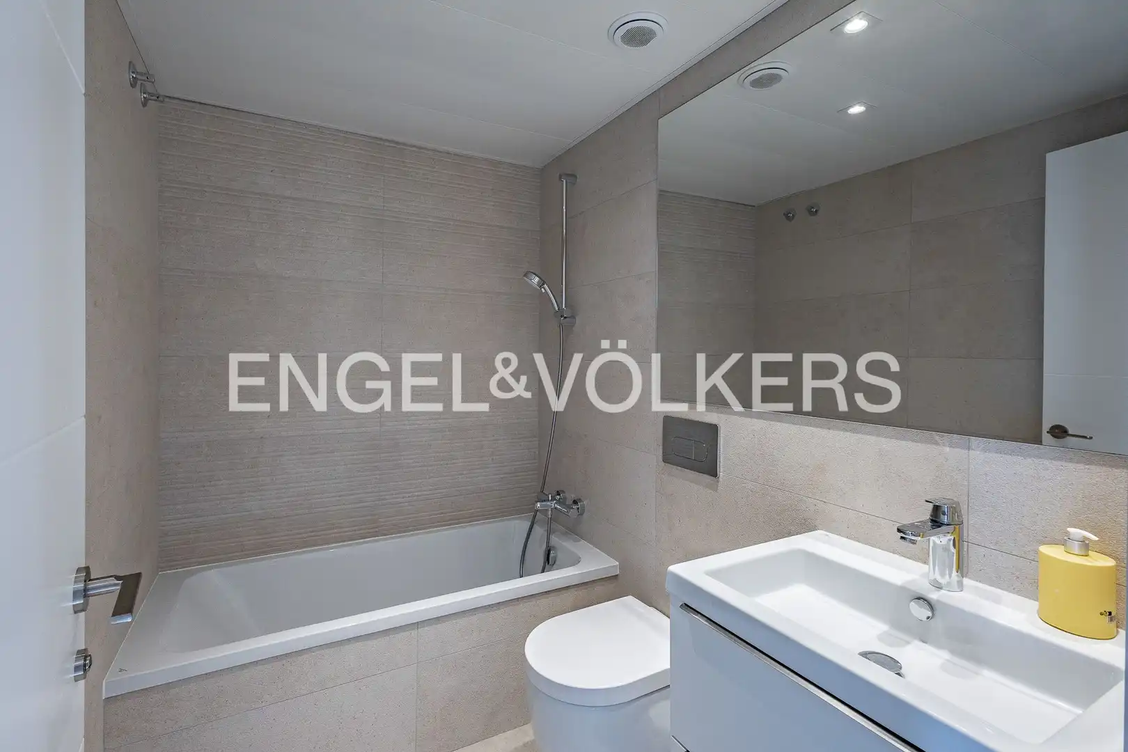 Badezimmer von Einfamilien-Reihenhaus zur Miete in Esplugues de Llobregat mit Klimaanlage, Heizung und Parkett