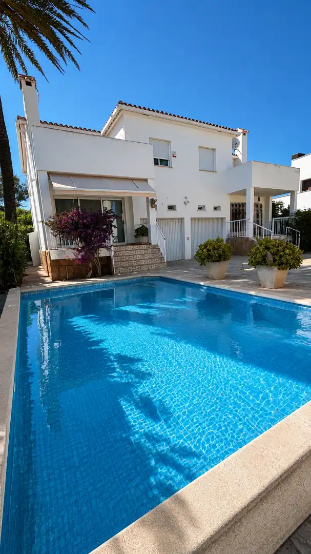Detached house with pool for sale in Carrer de l'Alena 3