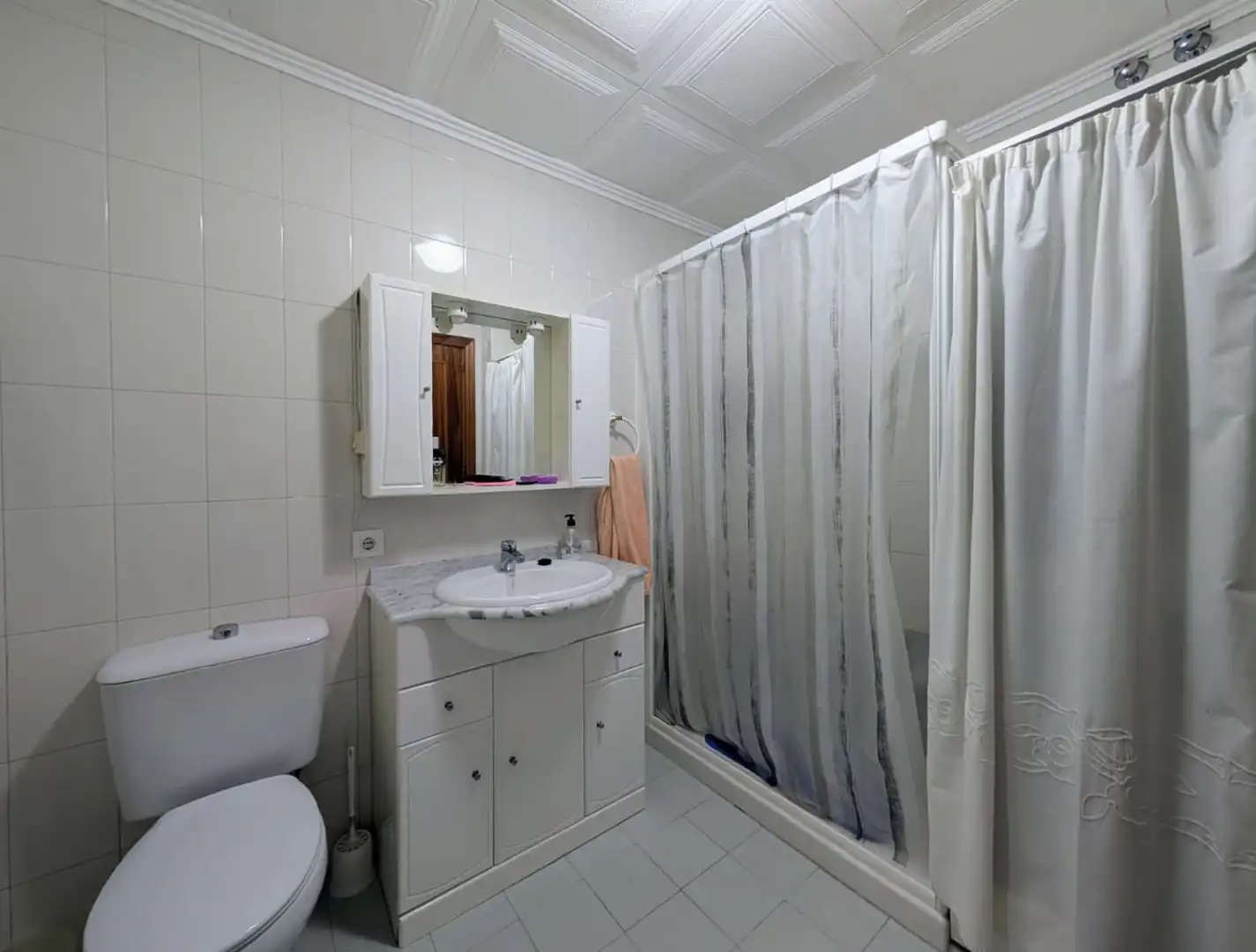 Bathroom of Flat for sale in Loja  with Air Conditioner, Heating and Storage room