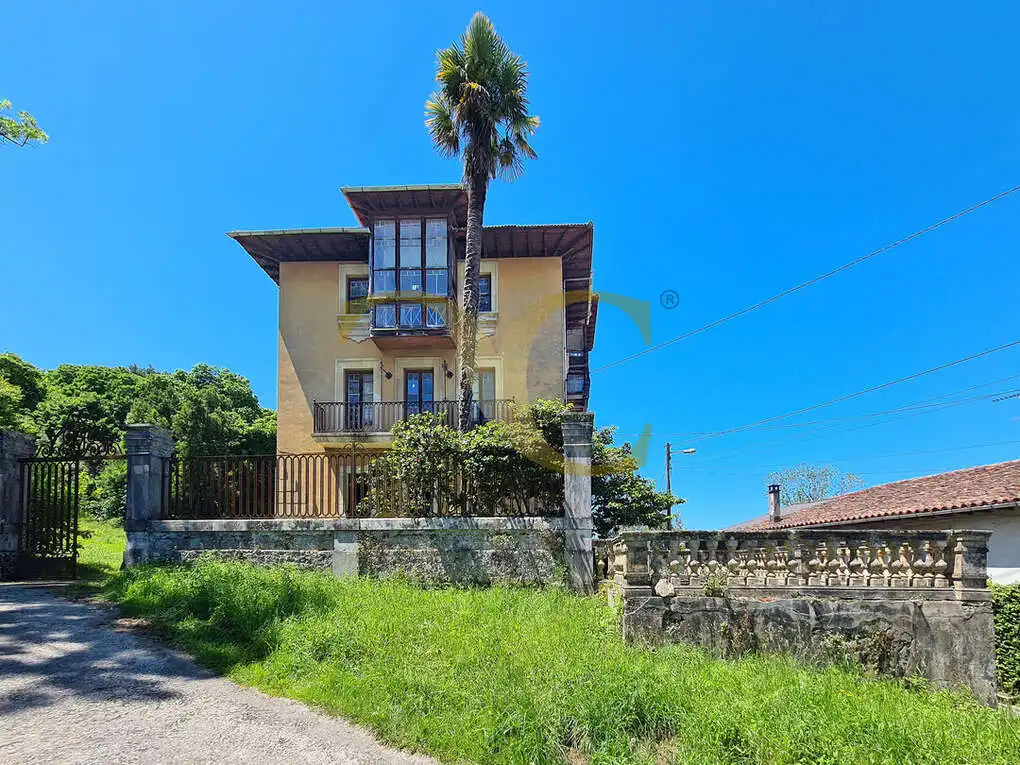 Vista exterior de Casa o xalet en venda en Llanes amb Jardí privat, Terrassa i Traster