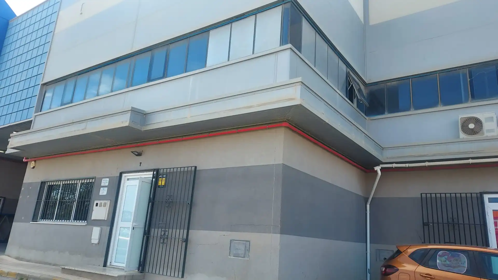 Vista exterior de Nave industrial de alquiler en Algeciras