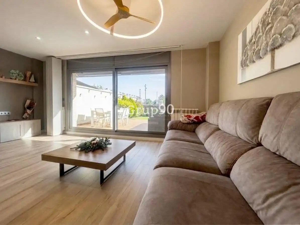 Sala de estar de Casa adosada en venta en Lleida con Aire acondicionado, Calefacción y Jardín privado