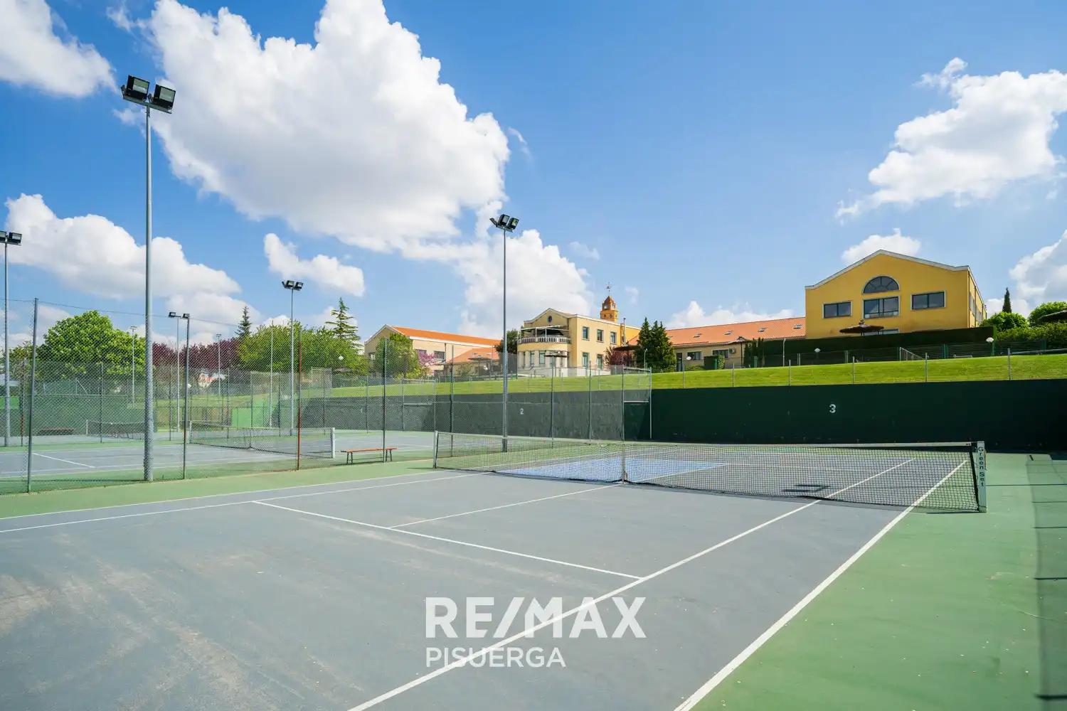 Vista exterior de Casa o xalet en venda en Valladolid amb Calefacció, Jardí privat i Terrassa
