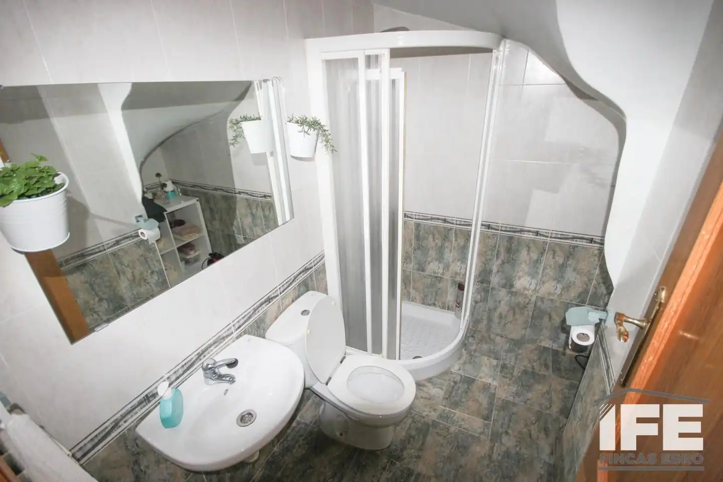 Badezimmer von Einfamilien-Reihenhaus zum Verkauf in Castejón (Navarra) mit Klimaanlage, Heizung und Privatgarten