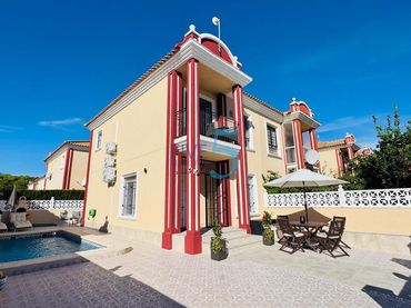 Casa con balcón en venta en Orihuela Costa