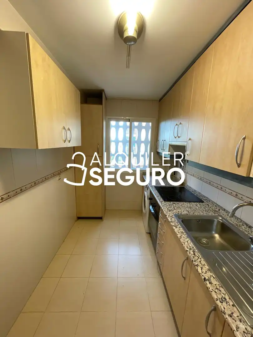 Cuina de Pis de lloguer en Madrid amb Aire condicionat, Calefacció i Moblat