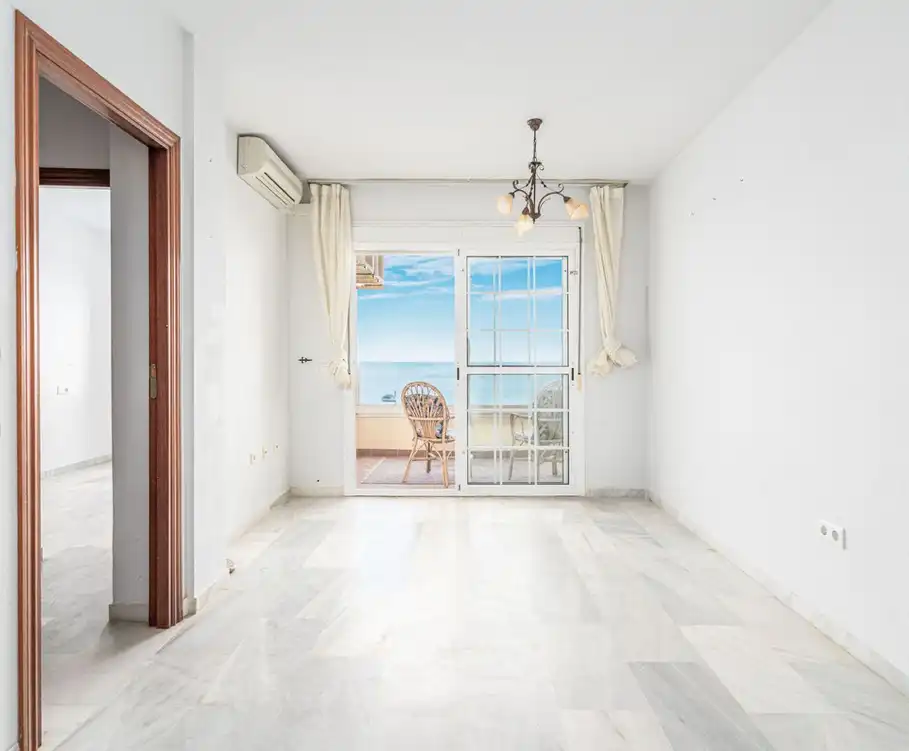 Flat with terrace for sale in San Luis de Sabinillas, imagen 2
