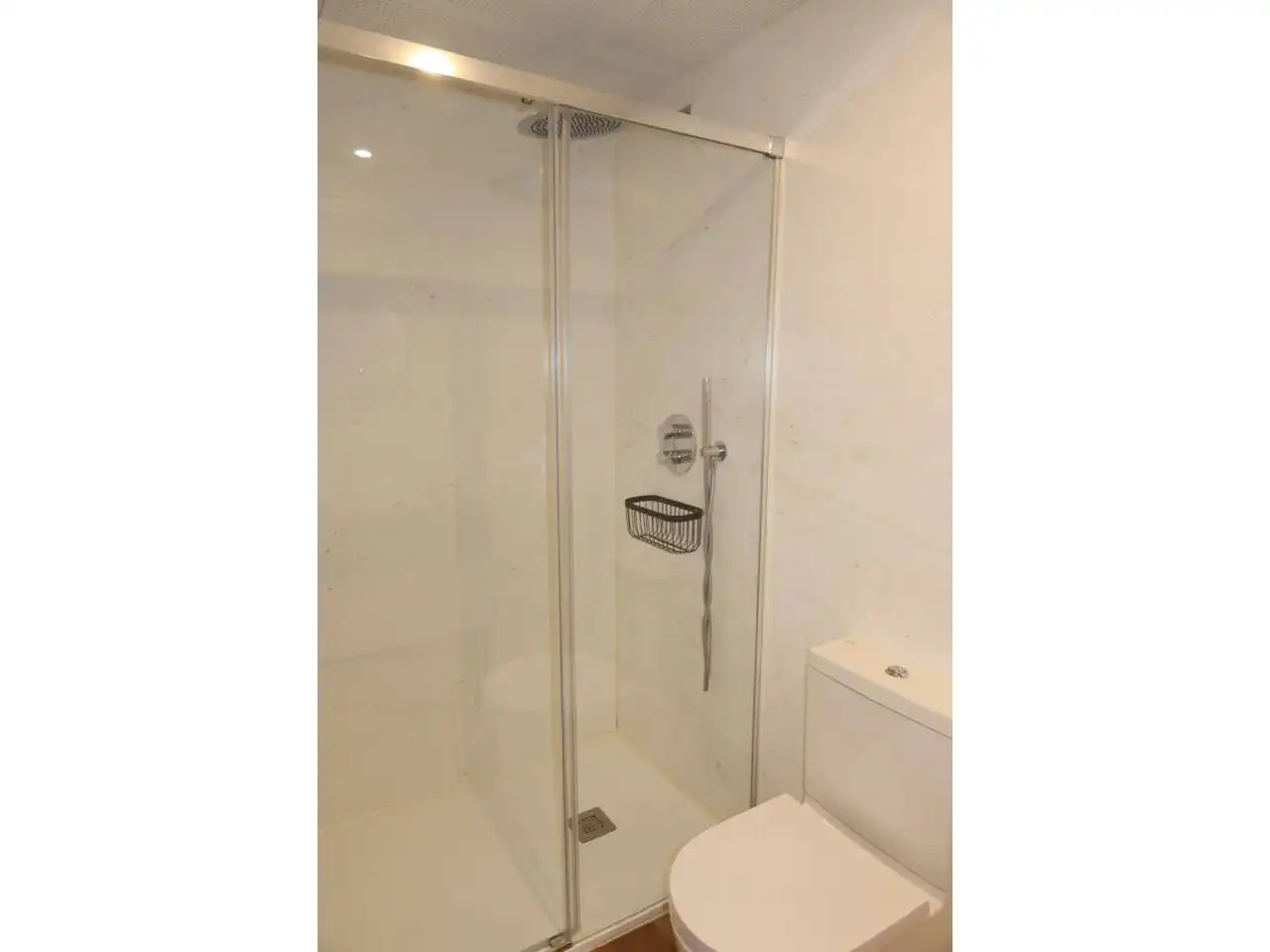 Badezimmer von Wohnung zur Miete in Valencia mit Klimaanlage, Parkett und Balkon
