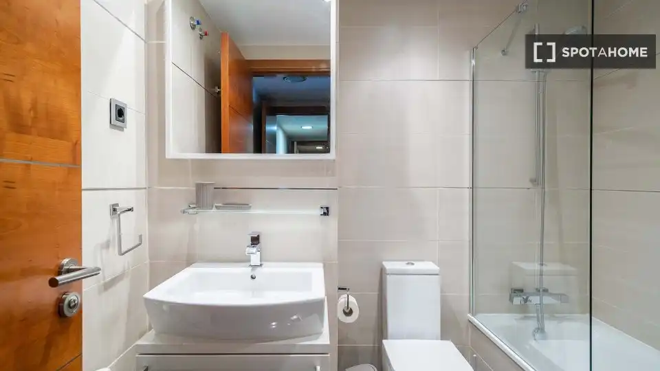 Baño de Piso de alquiler en Madrid con Aire acondicionado, Calefacción y Amueblado
