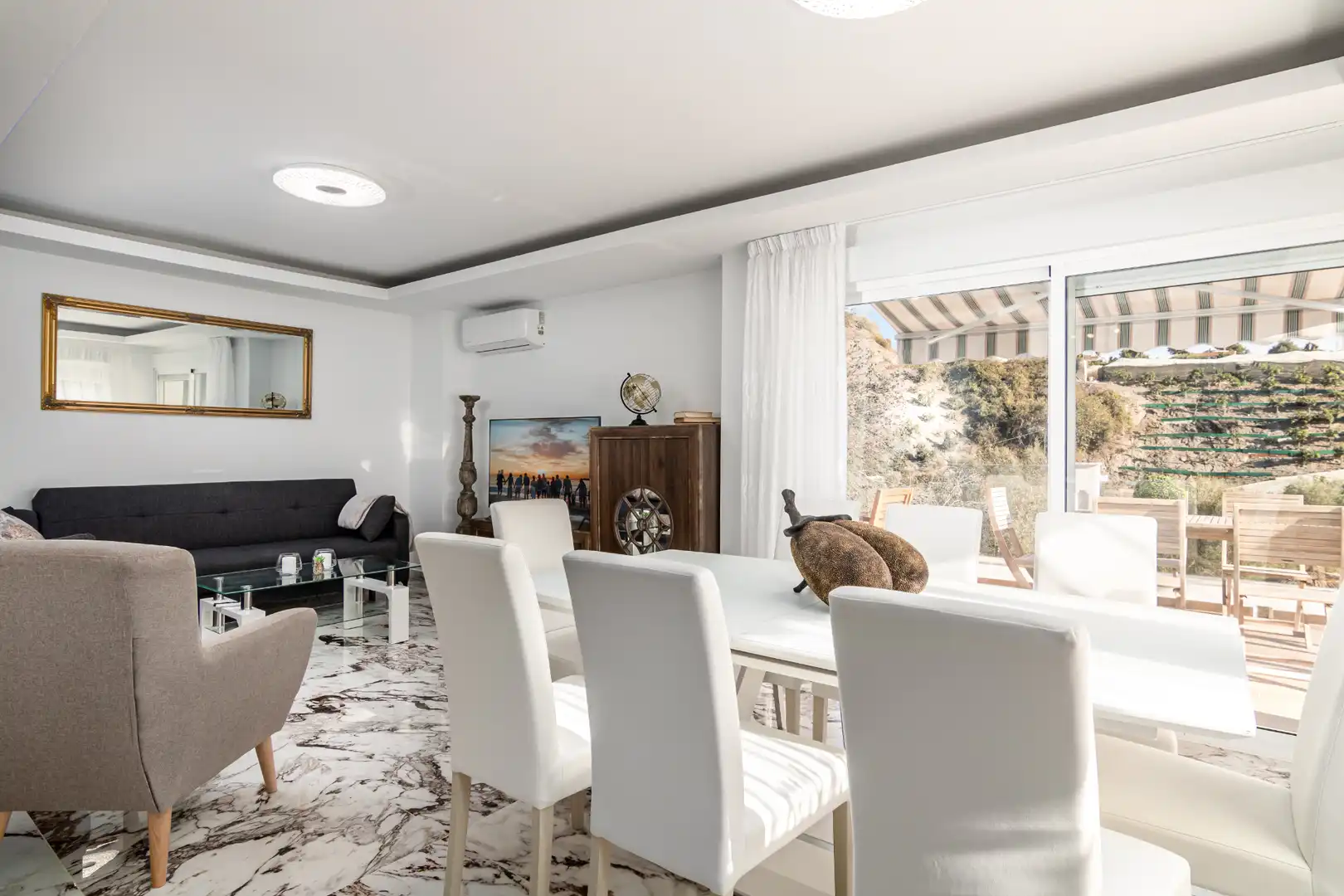 Sala d'estar de Casa o xalet en venda en Vélez-Málaga amb Aire condicionat, Jardí privat i Terrassa