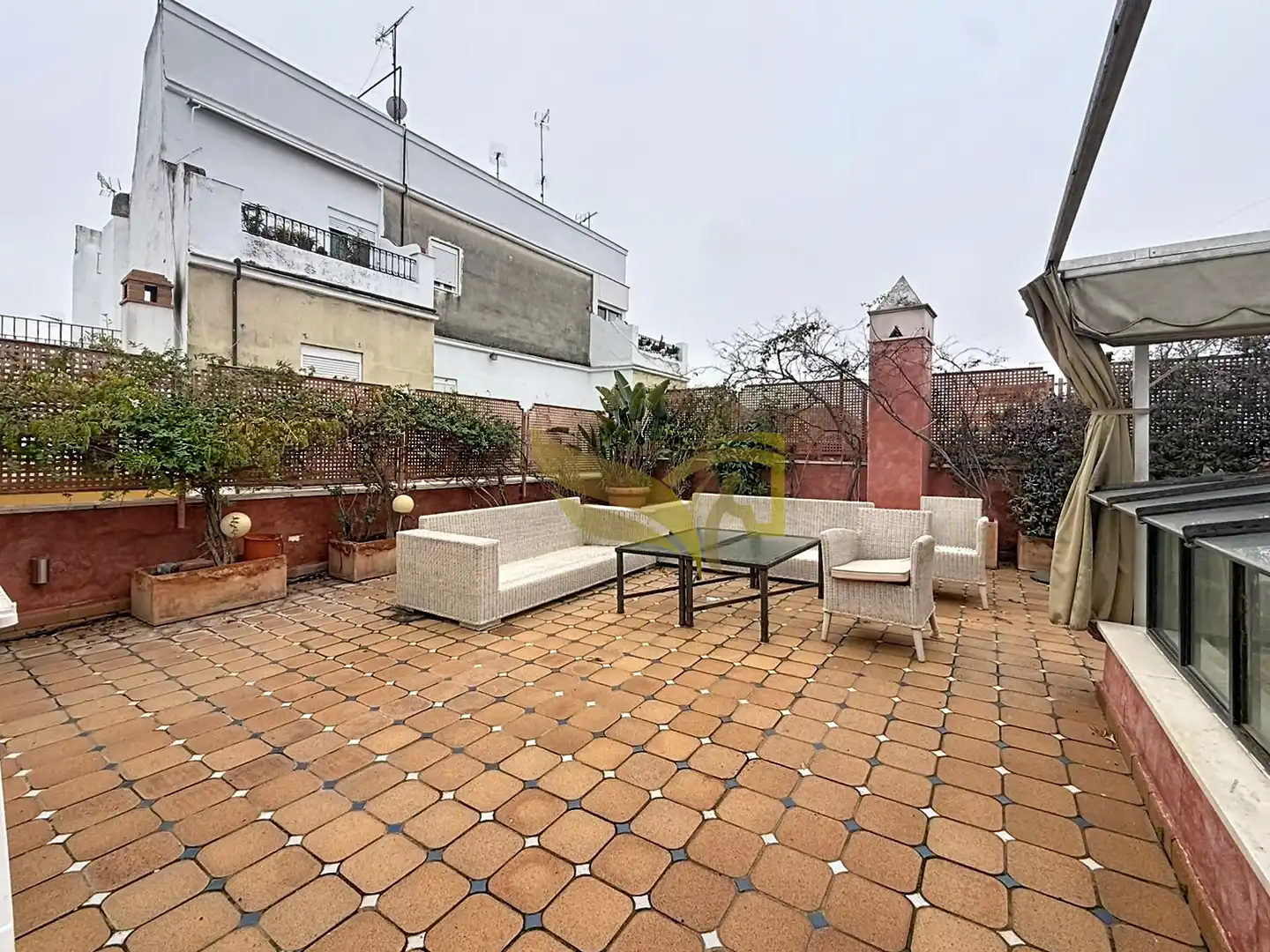 Terrasse von Einfamilien-Reihenhaus zum Verkauf in Sevilla mit Klimaanlage, Heizung und Privatgarten