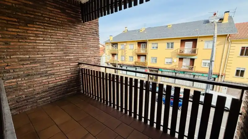 Außenansicht von Wohnung zum Verkauf in El Espinar mit Heizung, Privatgarten und Parkett
