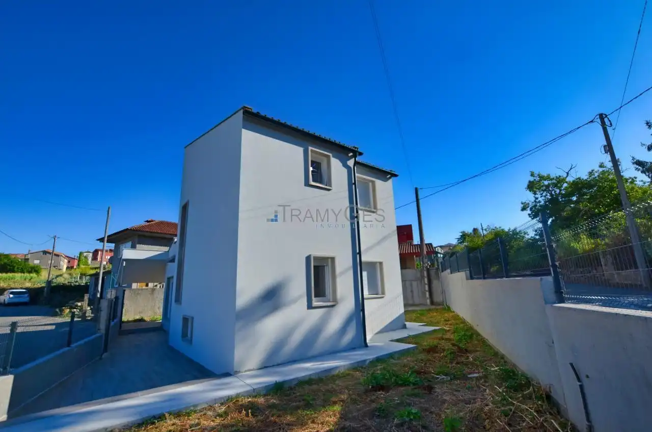 Vista exterior de Casa o xalet en venda en A Guarda   amb Calefacció, Jardí privat i Terrassa