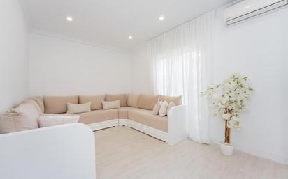 Living room of Single-family semi-detached for sale in Viladecans  with Air Conditioner, Terrace and Swimming Pool