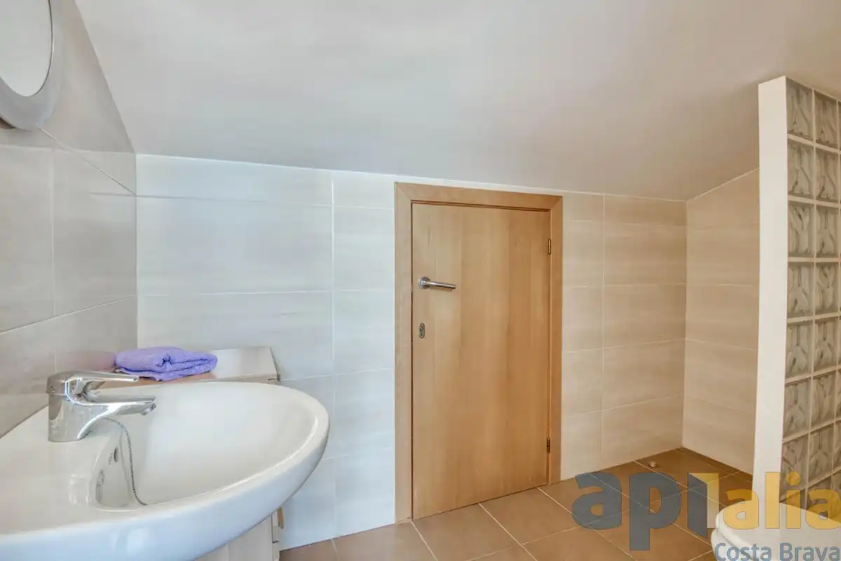 Bathroom of Attic for sale in Sant Feliu de Guíxols  with Terrace and Community pool