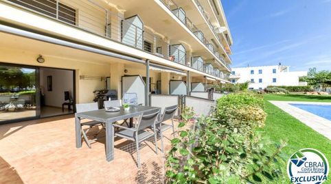 Apartamento en Planta Baja en Primera Línea de Mar  con piscina comunitaria.