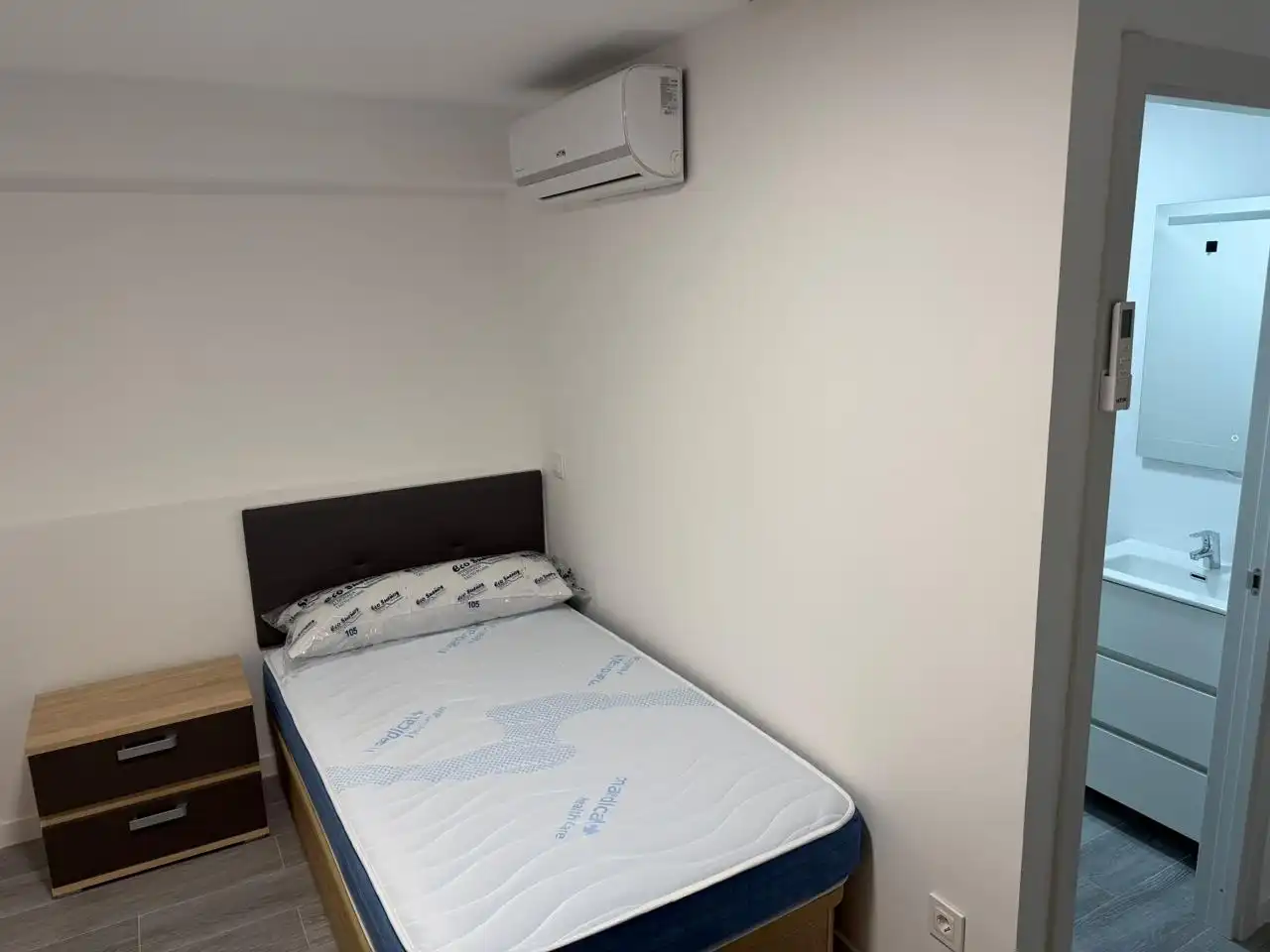 Dormitori de Planta baixa de lloguer en Madrid amb Aire condicionat i Moblat