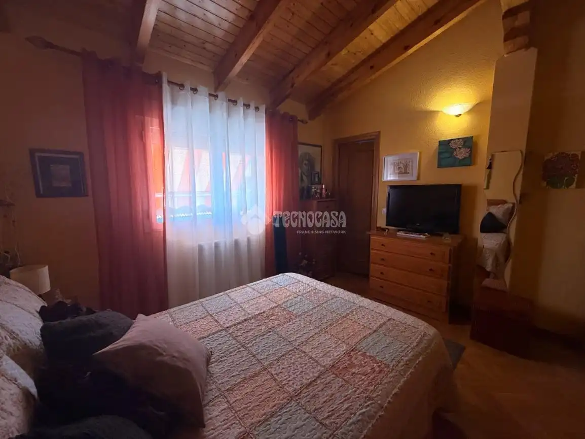 Schlafzimmer von Einfamilien-Reihenhaus zum Verkauf in Torrejón del Rey mit Klimaanlage, Heizung und Privatgarten