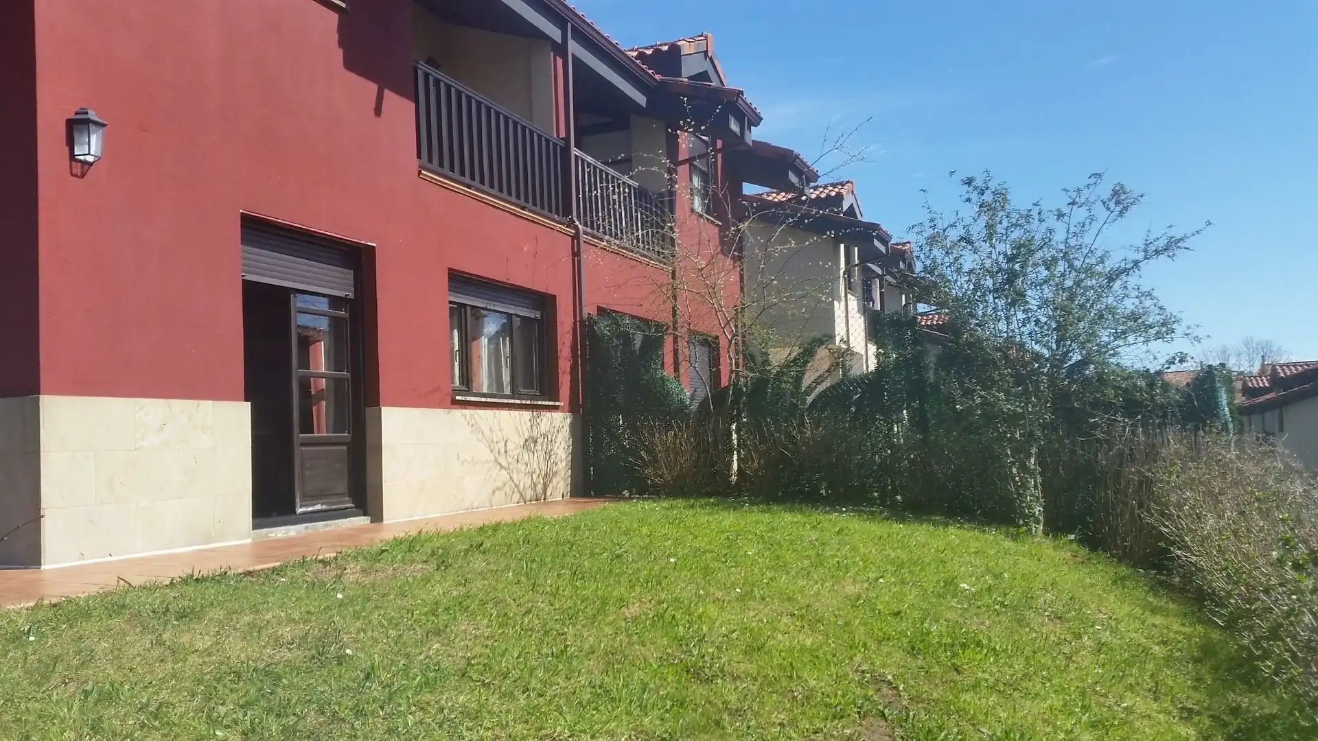 Vista exterior de Casa o xalet de lloguer en Ribamontán al Mar amb Aire condicionat, Jardí privat i Parquet