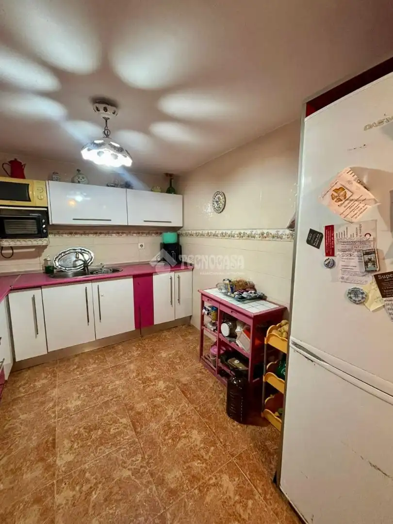 Cuina de Casa adosada en venda en Andújar amb Aire condicionat i Moblat