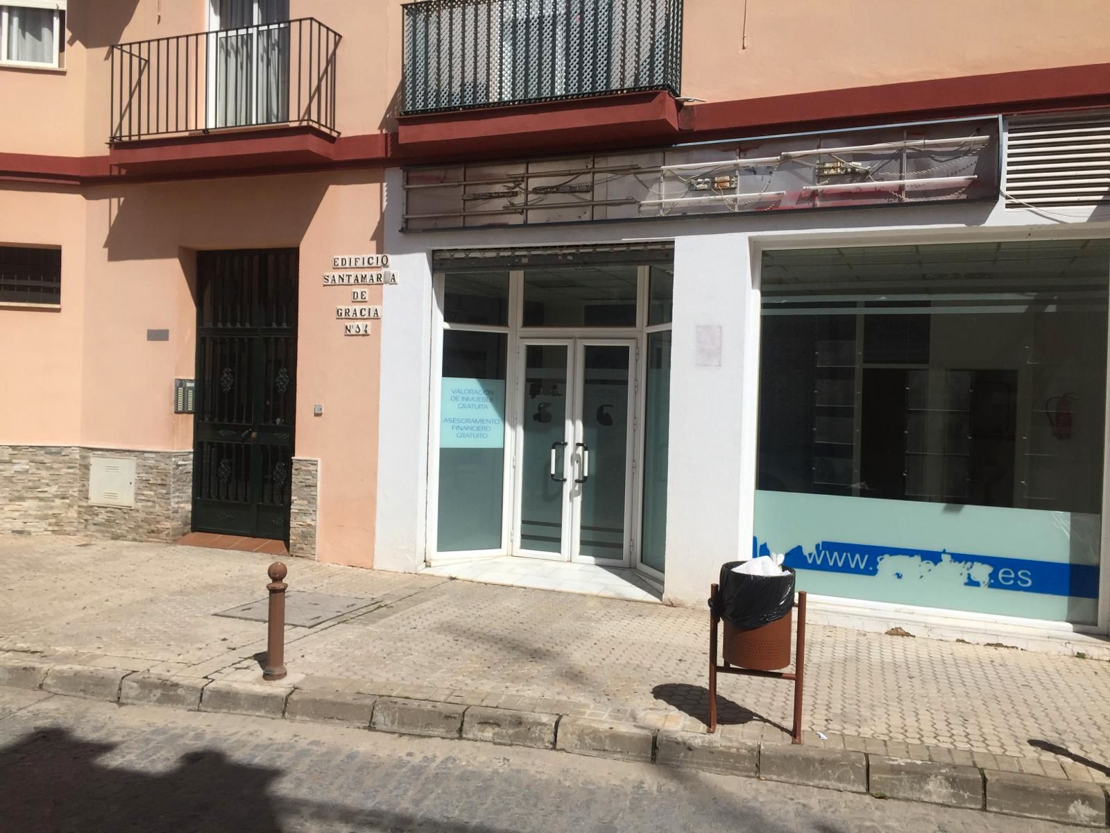 Vista exterior de Local en venda en Camas amb Aire condicionat, Moblat i Internet