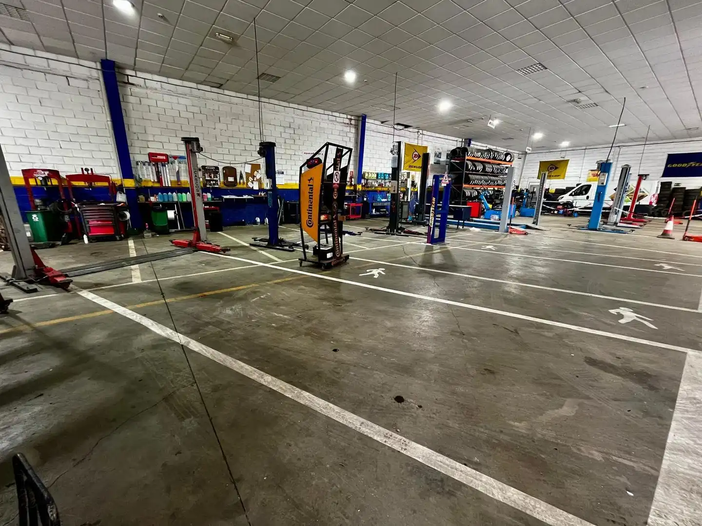 Parkplatz von Fabrikhallen zum Verkauf in Badajoz