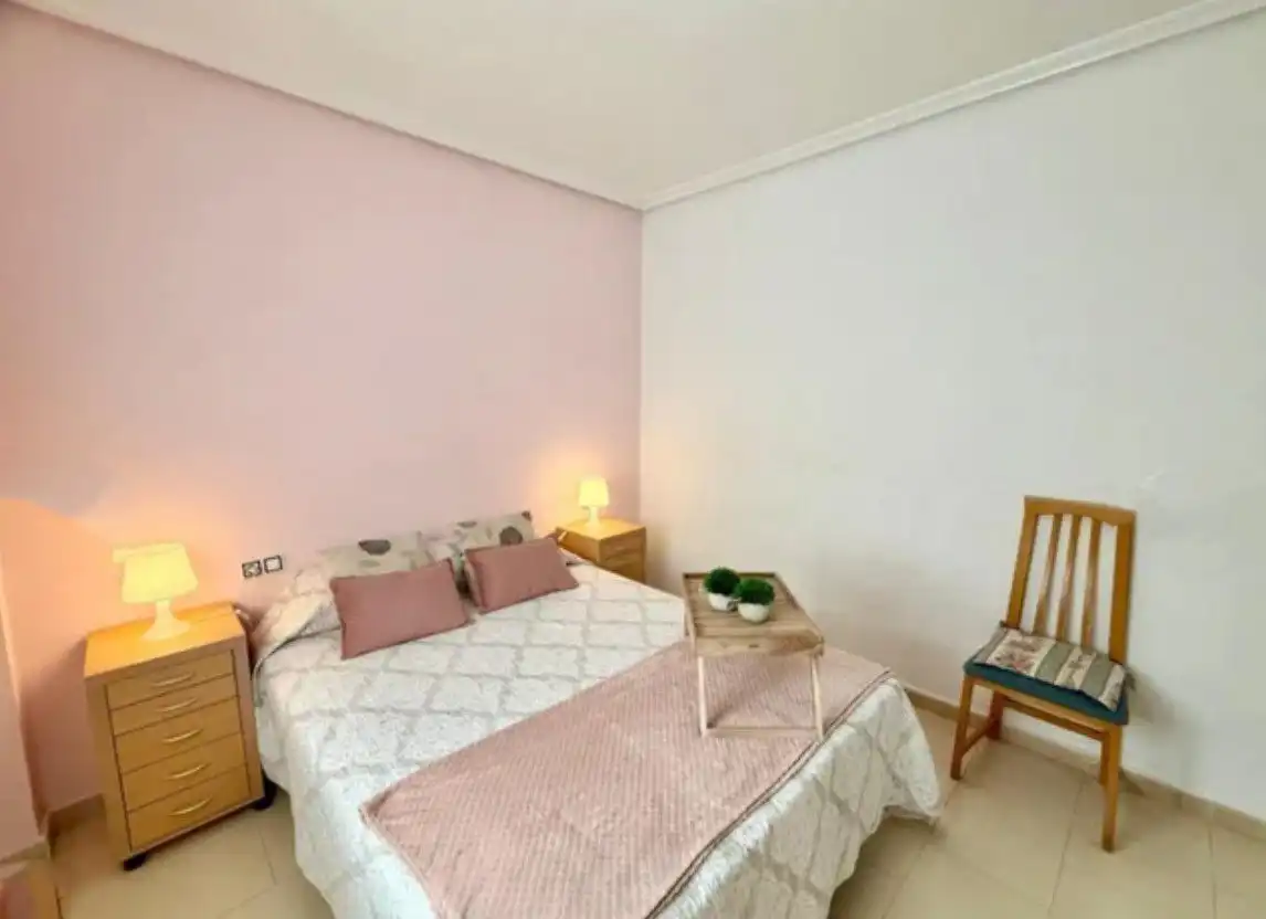 Dormitori de Casa o xalet de lloguer en Torrevieja amb Aire condicionat, Jardí privat i Piscina comunitària