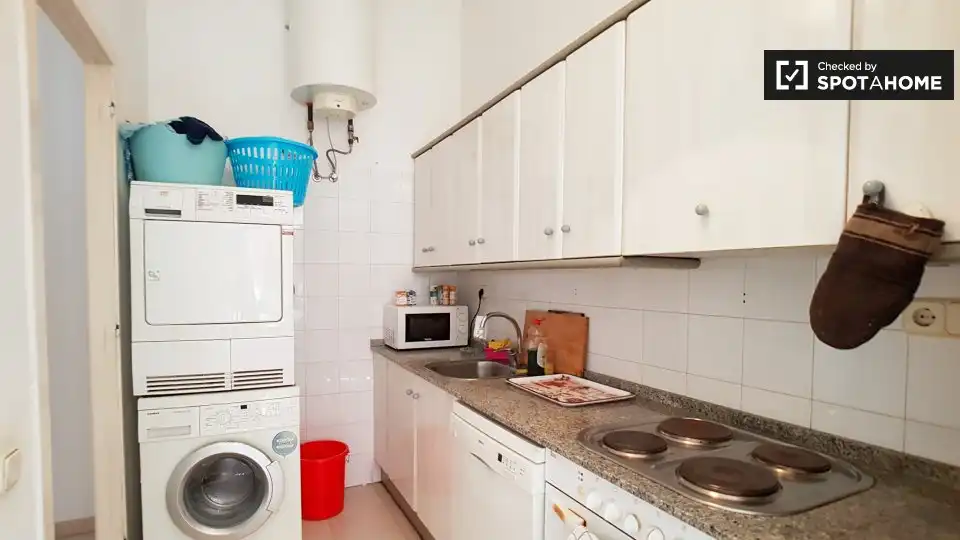 Cuina de Pis de lloguer en Barcelona amb Aire condicionat, Calefacció i Moblat