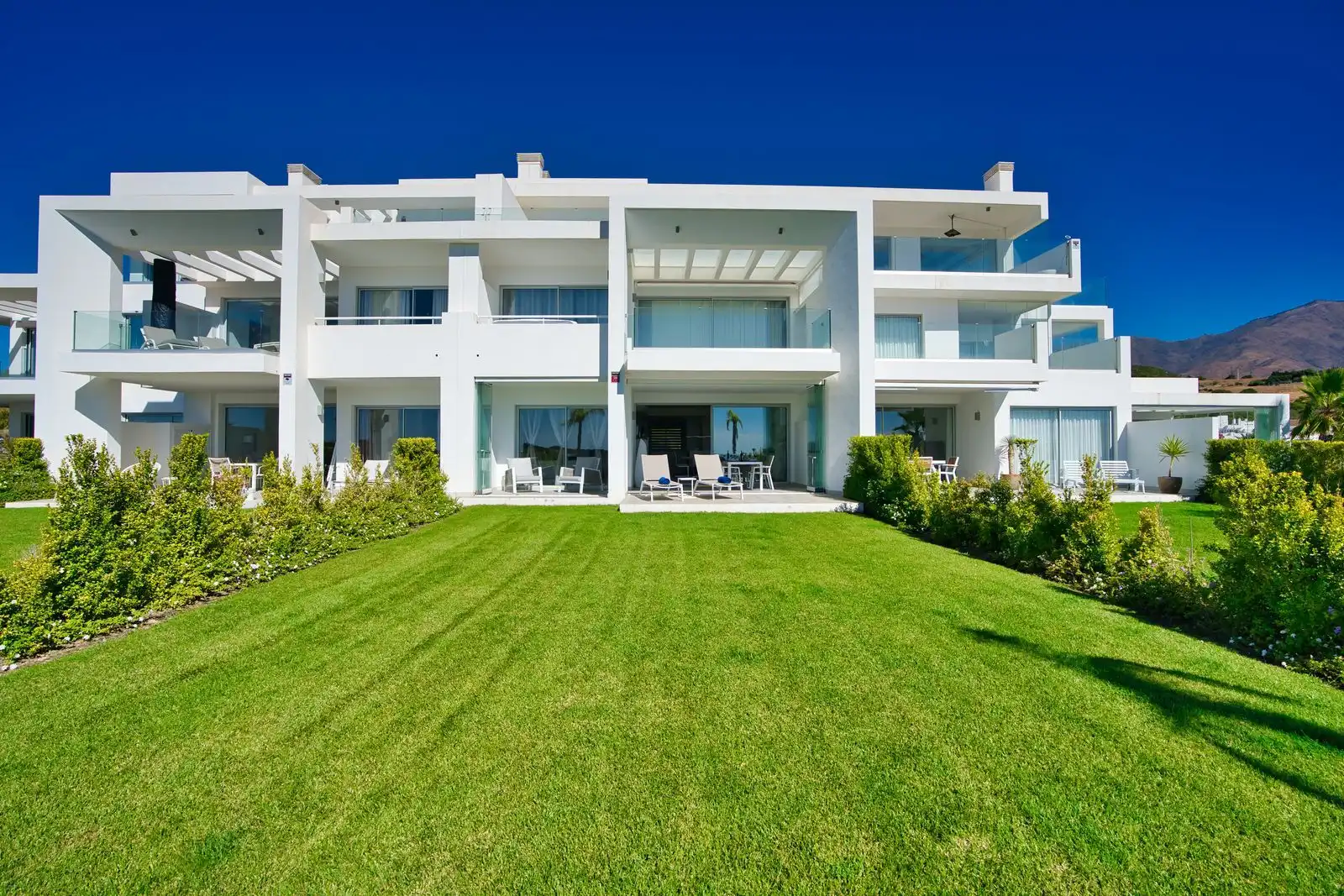 Außenansicht von Wohnungen zum Verkauf in Estepona mit Abstellraum, Möbliert und Gemeinschaftspool