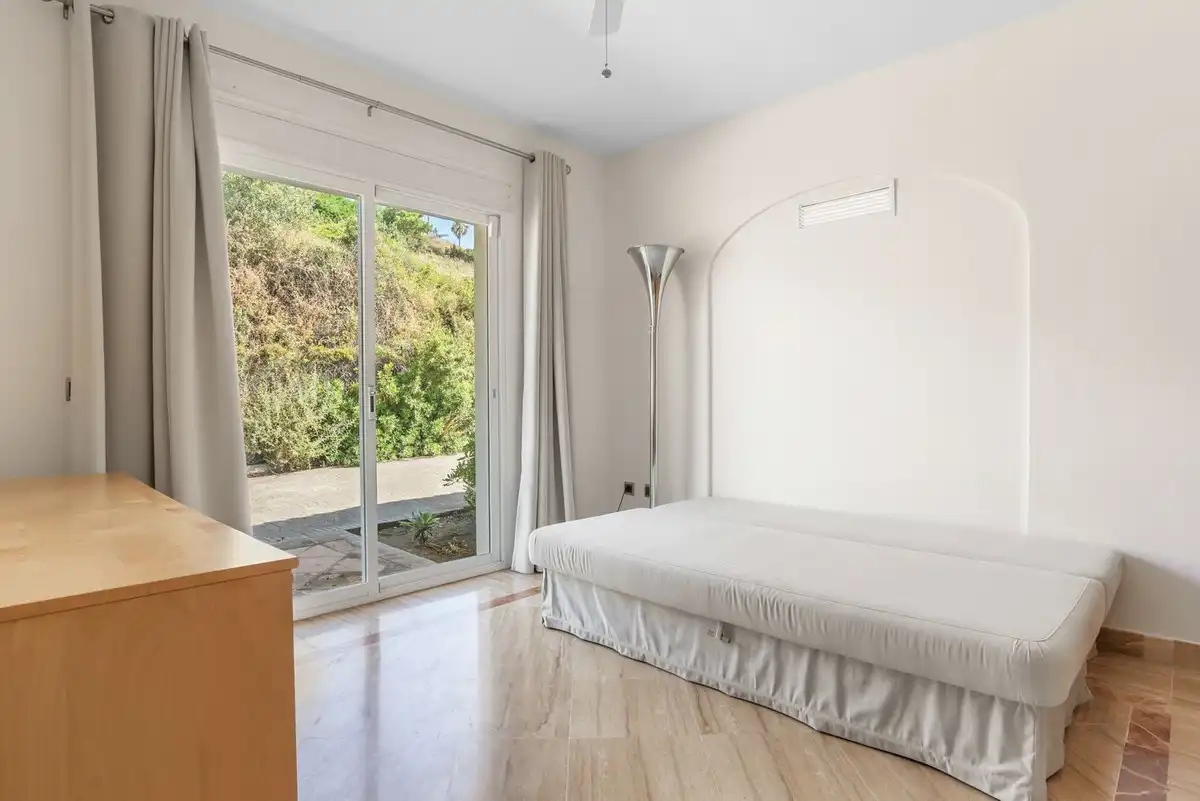 Dormitori de Casa o xalet en venda en Benahavís amb Aire condicionat, Jardí privat i Terrassa
