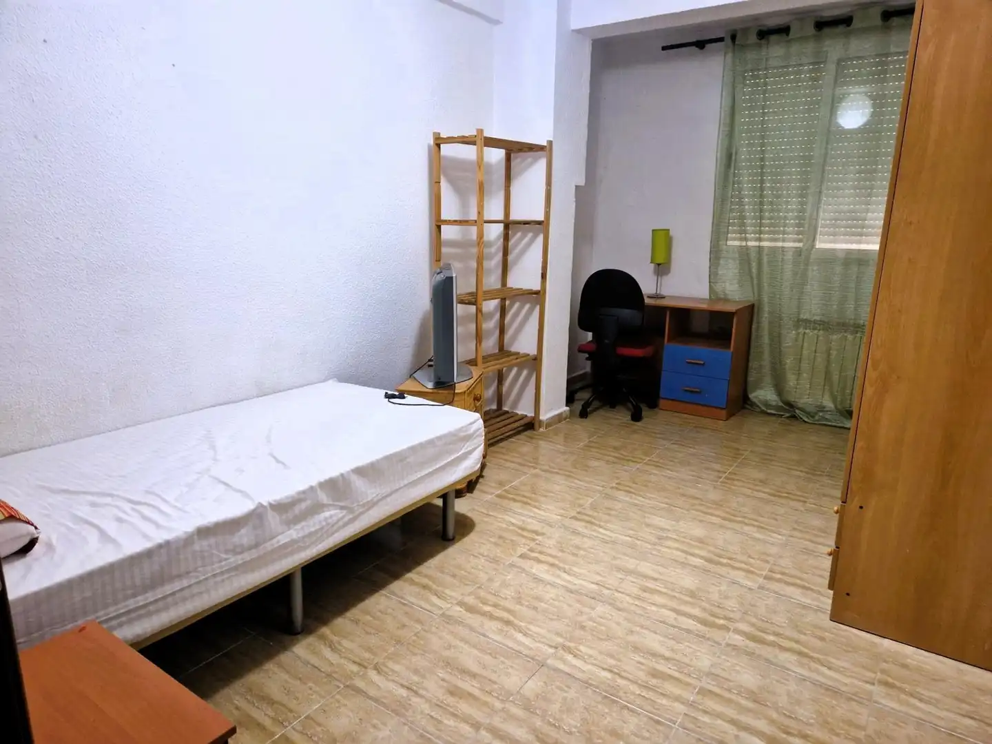Habitación de Piso para compartir en Granada con Calefacción, Terraza y Amueblado