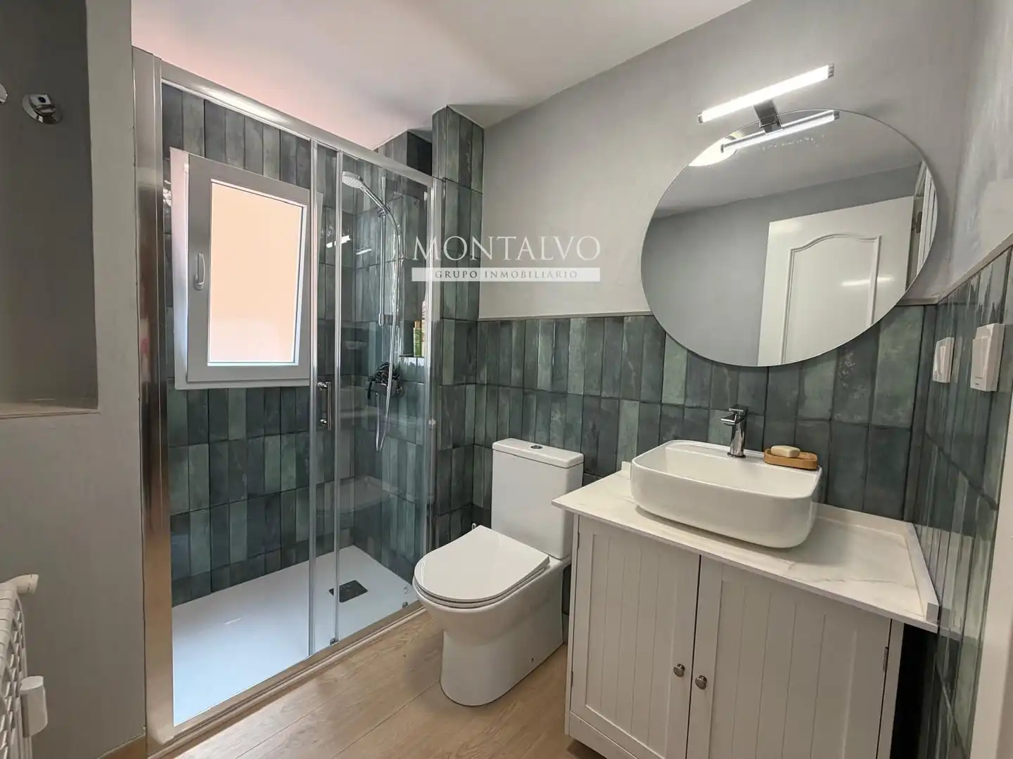 Baño de Piso de alquiler en Granada con Lavadora, Microondas y TV