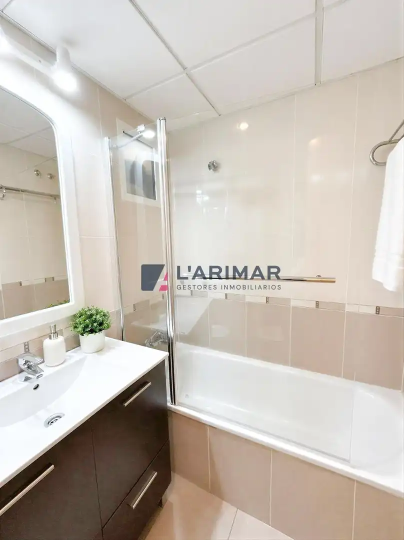 Baño de Apartamento en venta en Alicante / Alacant con Aire acondicionado, Jardín privado y Terraza