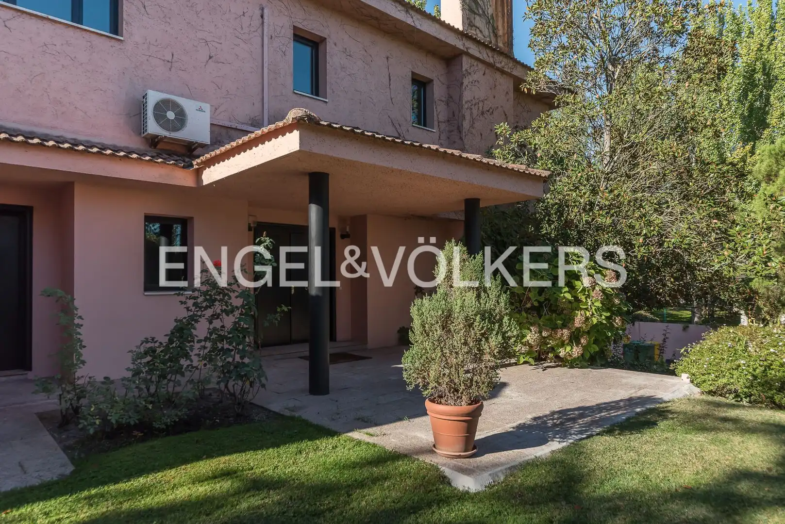 Vista exterior de Casa o xalet en venda en Pozuelo de Alarcón amb Aire condicionat, Calefacció i Jardí privat