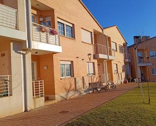 Vista exterior de Casa adosada en venda en María de Huerva amb Calefacció, Jardí privat i Piscina