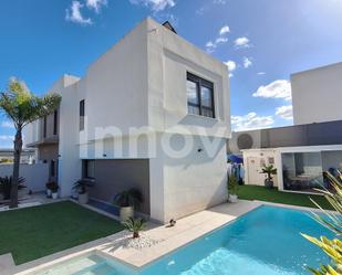 Vista exterior de Casa o xalet en venda en Jerez de la Frontera amb Aire condicionat i Piscina