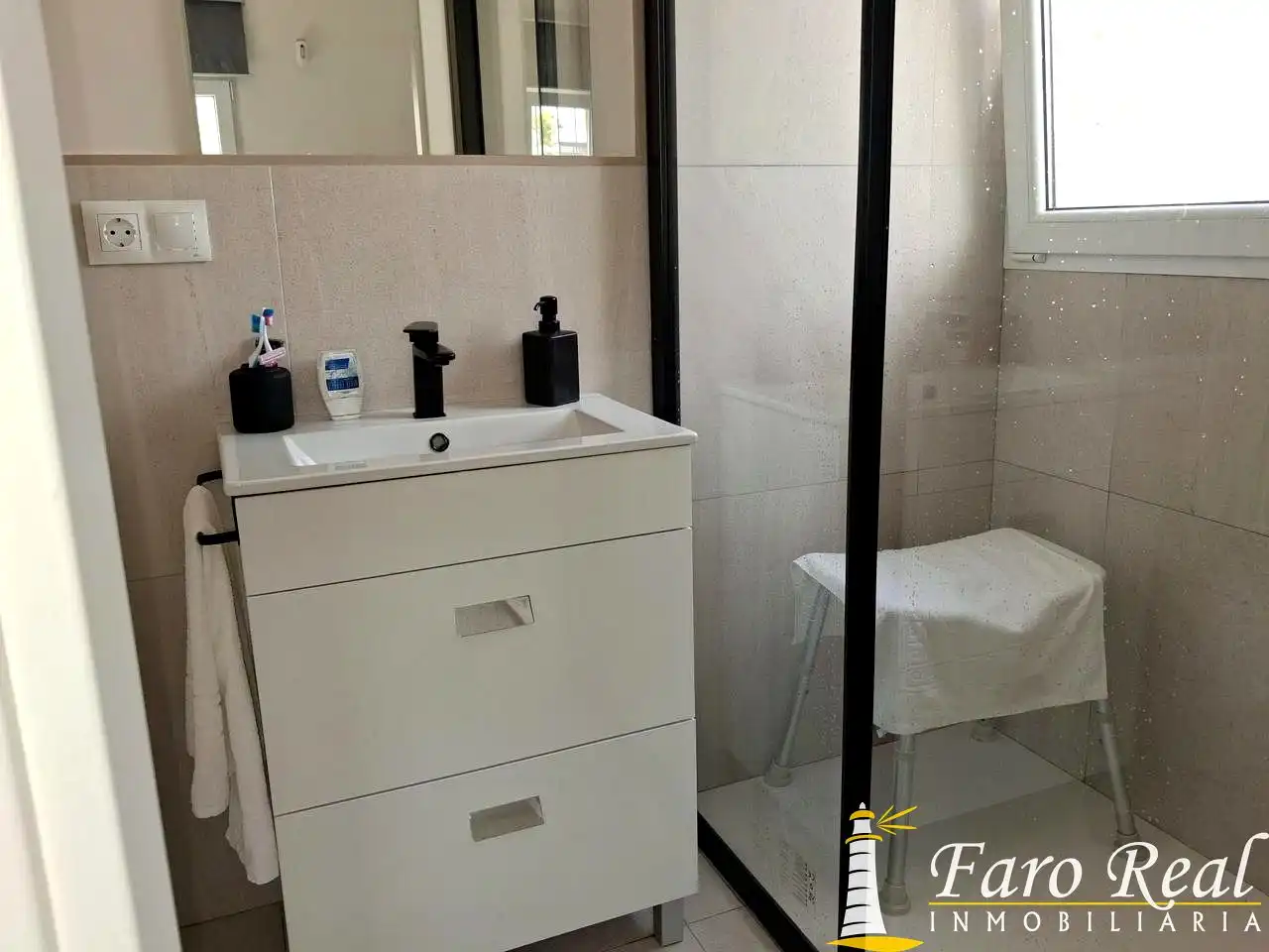 Baño de Apartamento de alquiler en Sanlúcar de Barrameda con Aire acondicionado y Amueblado
