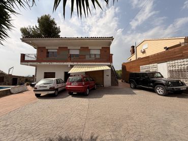 Xalet amb balcó en venda a Ponent